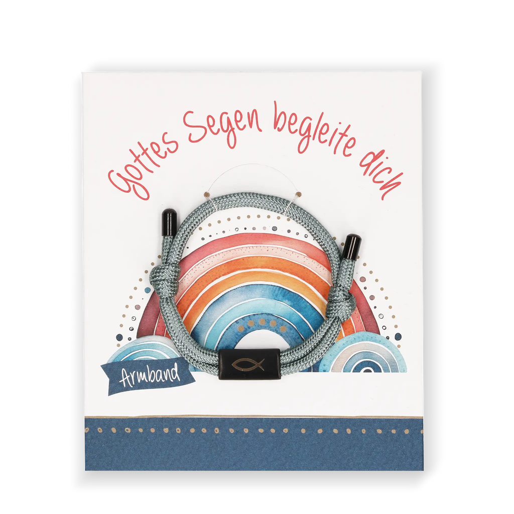 Graues Textil-Armband „Gottes Segen begleite dich" mit christlichem Fischsymbol – Geschenkarmband mit Regenbogenmotiv auf Karte.