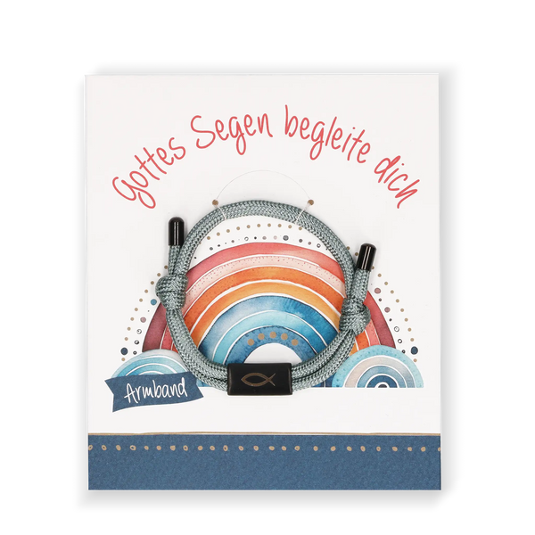 Graues Textil-Armband „Gottes Segen begleite dich" mit christlichem Fischsymbol – Geschenkarmband mit Regenbogenmotiv auf Karte.