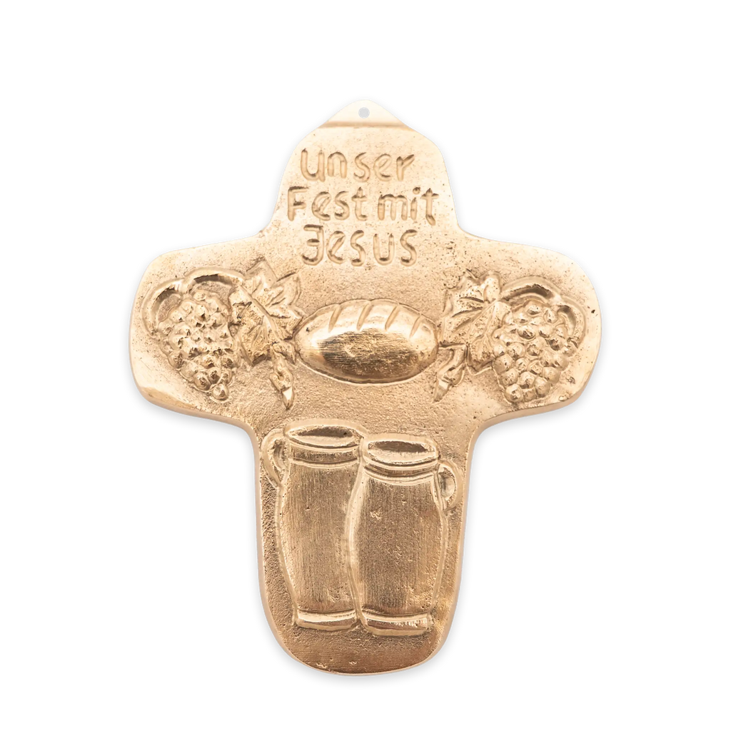 Bronzefarbenes Kommunionkreuz mit der Gravur „Unser Fest mit Jesus“, verziert mit Brot-, Trauben- und Kelchmotiven.