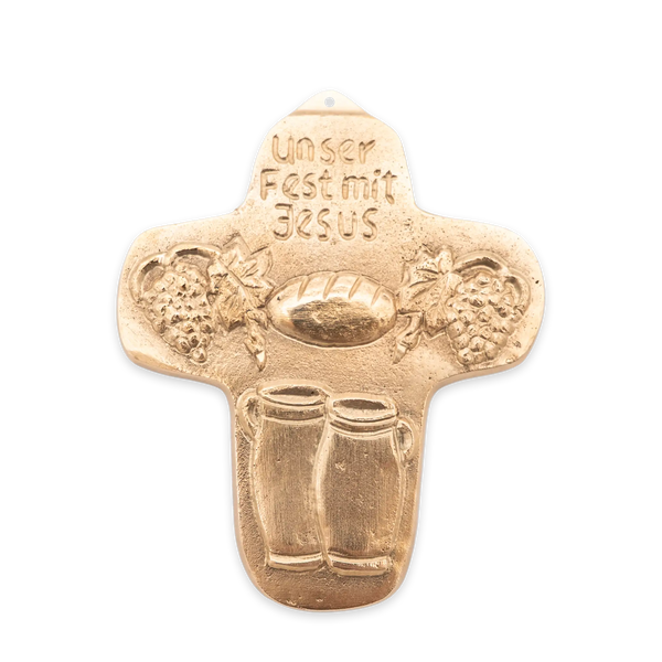 Bronzefarbenes Kommunionkreuz mit der Gravur „Unser Fest mit Jesus“, verziert mit Brot-, Trauben- und Kelchmotiven.