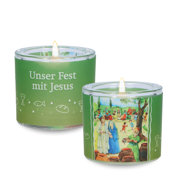 Das Glaswindlicht zeigt auf der Vorderseite eine fröhliche Szene rund um Jesus und vermittelt Wärme, Gemeinschaft und Freude – passend zum großen Tag der Erstkommunion. Im Dorf Galiläa wird Hochzeit gefeiert. Kinder lachen, Erwachsene stoßen an, bis der Wein knapp wird. Maria vertraut Jesus. Auf der Rückseite steht das Erstkommunion Motto "Unser Fest mit Jesus".