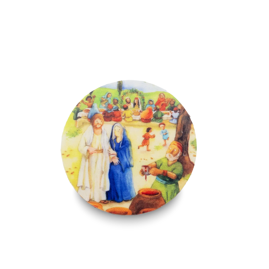 Die rund Wachsauflage zeigt eine fröhliche Szene rund um Jesus und vermittelt Wärme, Gemeinschaft und Freude – passend zum großen Tag der Erstkommunion. Im Dorf Galiläa wird Hochzeit gefeiert. Kinder lachen, Erwachsene stoßen an, bis der Wein knapp wird. Maria vertraut Jesus. 