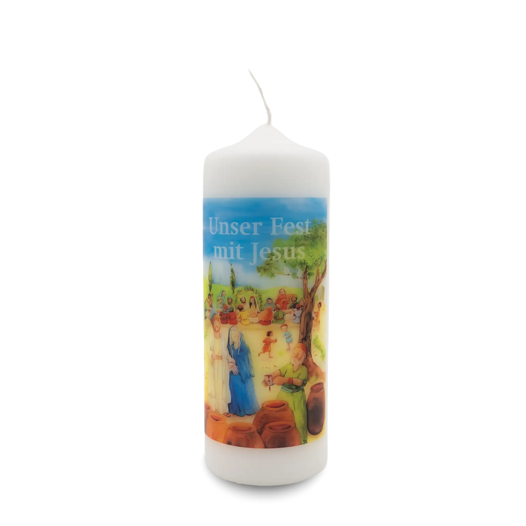 Tischkerze mit Erstkommunionmotto "Unser Fest mit Jesus". Die Kerze zeigt eine fröhliche Szene rund um Jesus und vermittelt Wärme, Gemeinschaft und Freude – passend zum großen Tag der Erstkommunion. Im Dorf Galiläa wird Hochzeit gefeiert. Kinder lachen, Erwachsene stoßen an, bis der Wein knapp wird. Maria vertraut Jesus.