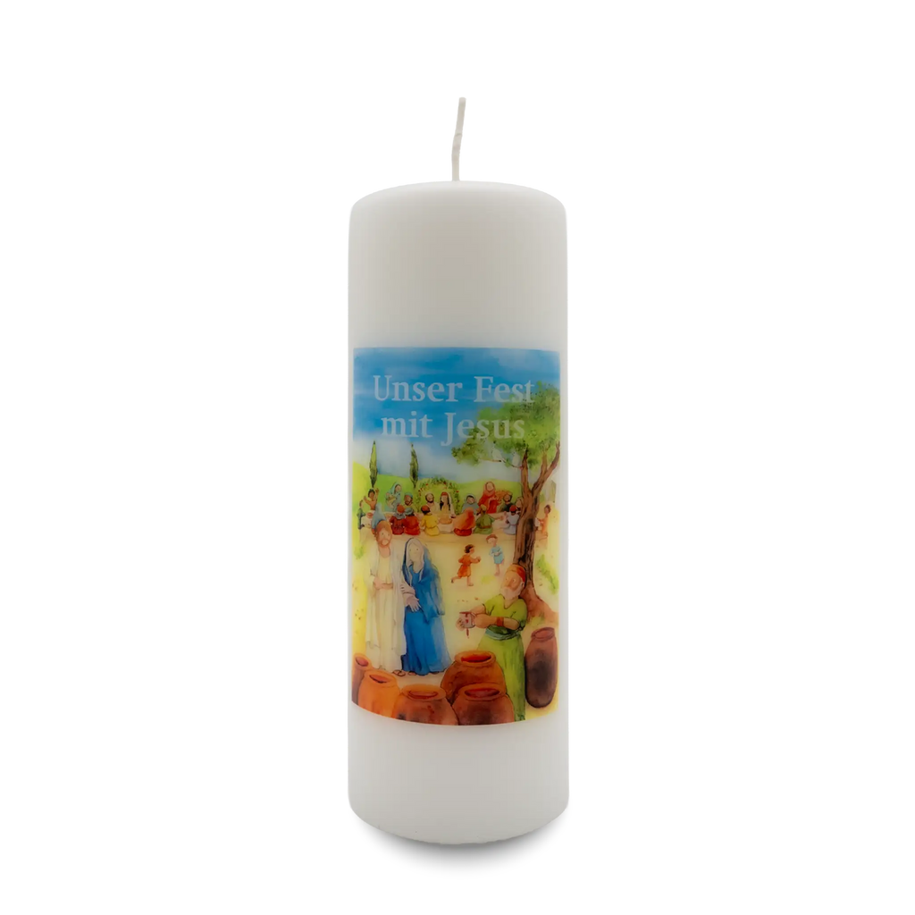 Tischkerze mit Erstkommunionmotto "Unser Fest mit Jesus". Die Kerze zeigt eine fröhliche Szene rund um Jesus und vermittelt Wärme, Gemeinschaft und Freude – passend zum großen Tag der Erstkommunion. Im Dorf Galiläa wird Hochzeit gefeiert. Kinder lachen, Erwachsene stoßen an, bis der Wein knapp wird. Maria vertraut Jesus.