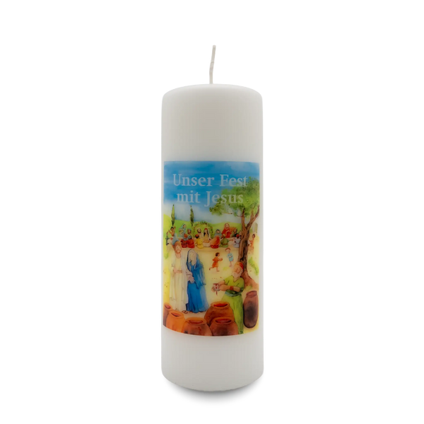 Tischkerze mit Erstkommunionmotto "Unser Fest mit Jesus". Die Kerze zeigt eine fröhliche Szene rund um Jesus und vermittelt Wärme, Gemeinschaft und Freude – passend zum großen Tag der Erstkommunion. Im Dorf Galiläa wird Hochzeit gefeiert. Kinder lachen, Erwachsene stoßen an, bis der Wein knapp wird. Maria vertraut Jesus.