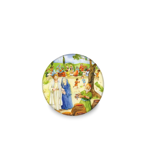 Der runde Magnet zeigt eine fröhliche Szene rund um Jesus und vermittelt Wärme, Gemeinschaft und Freude – passend zum großen Tag der Erstkommunion. Im Dorf Galiläa wird Hochzeit gefeiert. Kinder lachen, Erwachsene stoßen an, bis der Wein knapp wird. Maria vertraut Jesus. 
