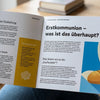 Aufgeschlagene Broschüre mit Texten und Bildern zur Erstkommunion, Bild vom Brot, Überschrift "Erstkommunion - was ist das überhaupt?"