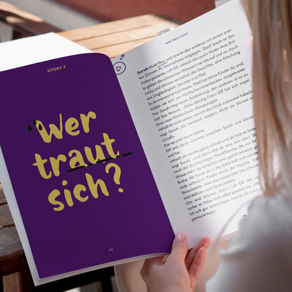 Jugendliches Mädchen hält aufgeschlagenes Buch, Nur Mut, von Stephan Sigg, lila Seite, Wer traut sich, Inhalt des Buches