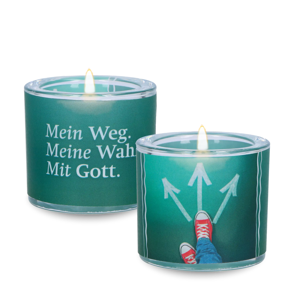 Windlicht zur Firmaktion 2027 mit dem Motto auf der Rückseite „Mein Weg. Meine Wahl. Mit Gott.“ –  auf der Vordereseite das Firmmotiv rote Sneakers stehen vor drei Wegpfeilen auf grünem Hintergrund, modernes Windlicht für Firmung und Gemeinde.
