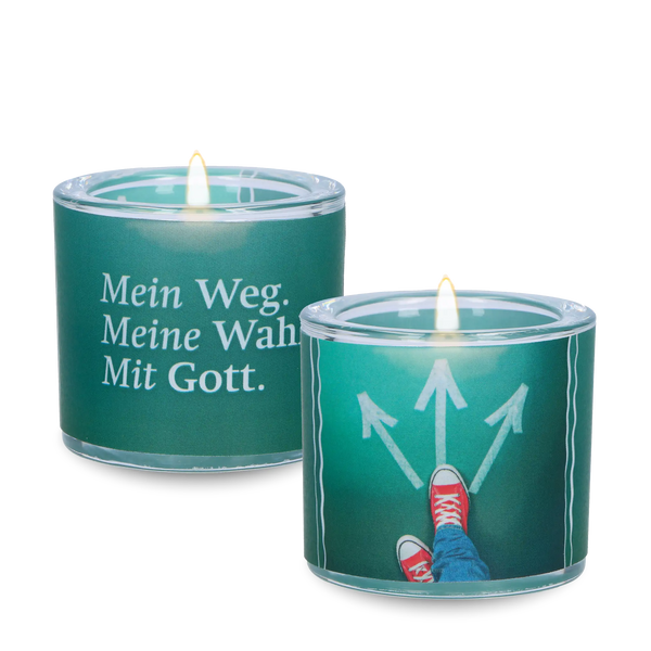 Windlicht zur Firmaktion 2027 mit dem Motto auf der Rückseite „Mein Weg. Meine Wahl. Mit Gott.“ –  auf der Vordereseite das Firmmotiv rote Sneakers stehen vor drei Wegpfeilen auf grünem Hintergrund, modernes Windlicht für Firmung und Gemeinde.