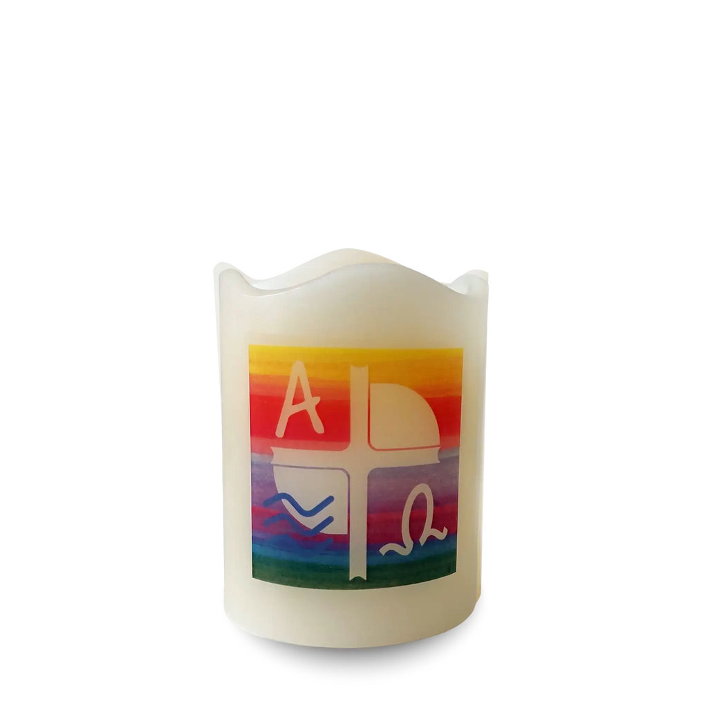 Runde weiße LED-Kerze mit farbenfrohem Motivaufdruck Regenbogenfarben, mit weißem Kreuz Alpha und Omega, 7 cm x 9cm 