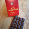 tafel schokolade, rote schachtel, sternausstanzung, krippe, maria, josef, jesuskind, ochse, esel, heilige 3 könige, aufschrift gesegnete weihnachten auf schachtel, tafel augespackt, stimmungsbild