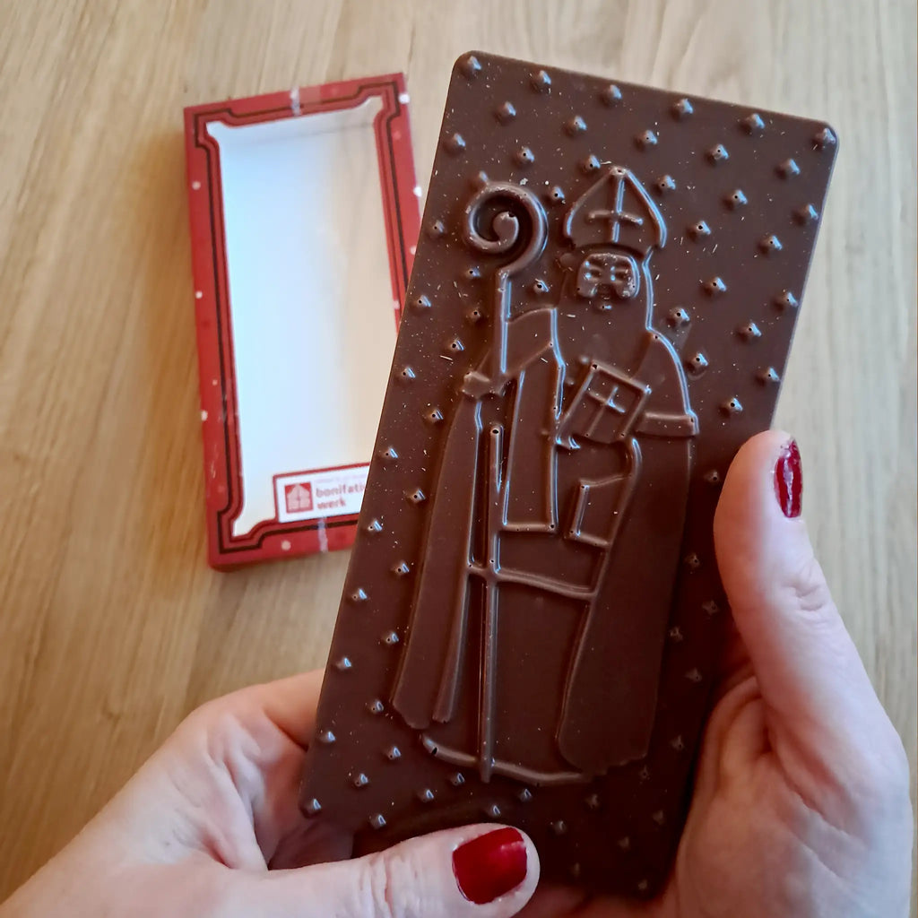 Nikolaustafel ausgepackt, schokolade mit prägung, mitra, bischofsstab, geschenkverpackung rot