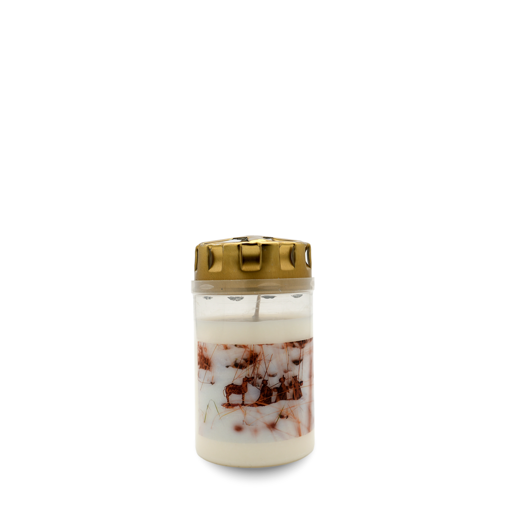 Weiße Duftkerze im Glas, verziert mit natürlichen getrockneten Pflanzen und goldfarbenem Deckel.