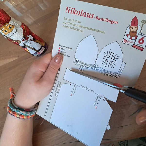 nikolaus, mitra, bischofsstab, mantel, mit schneidlinie, zum ausmalen, bastelbogen, hand, schere, ausschneiden, nikolausfigur aus schokolade