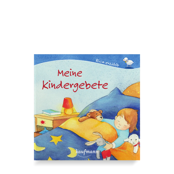 Buchcover, Kind liegt im Bett, schläft, Kuscheltiere im Arm, Decke mit Mond und Sternen, Nachttischlampe an, Buch auf Nachttisch, blauer Hintergrund