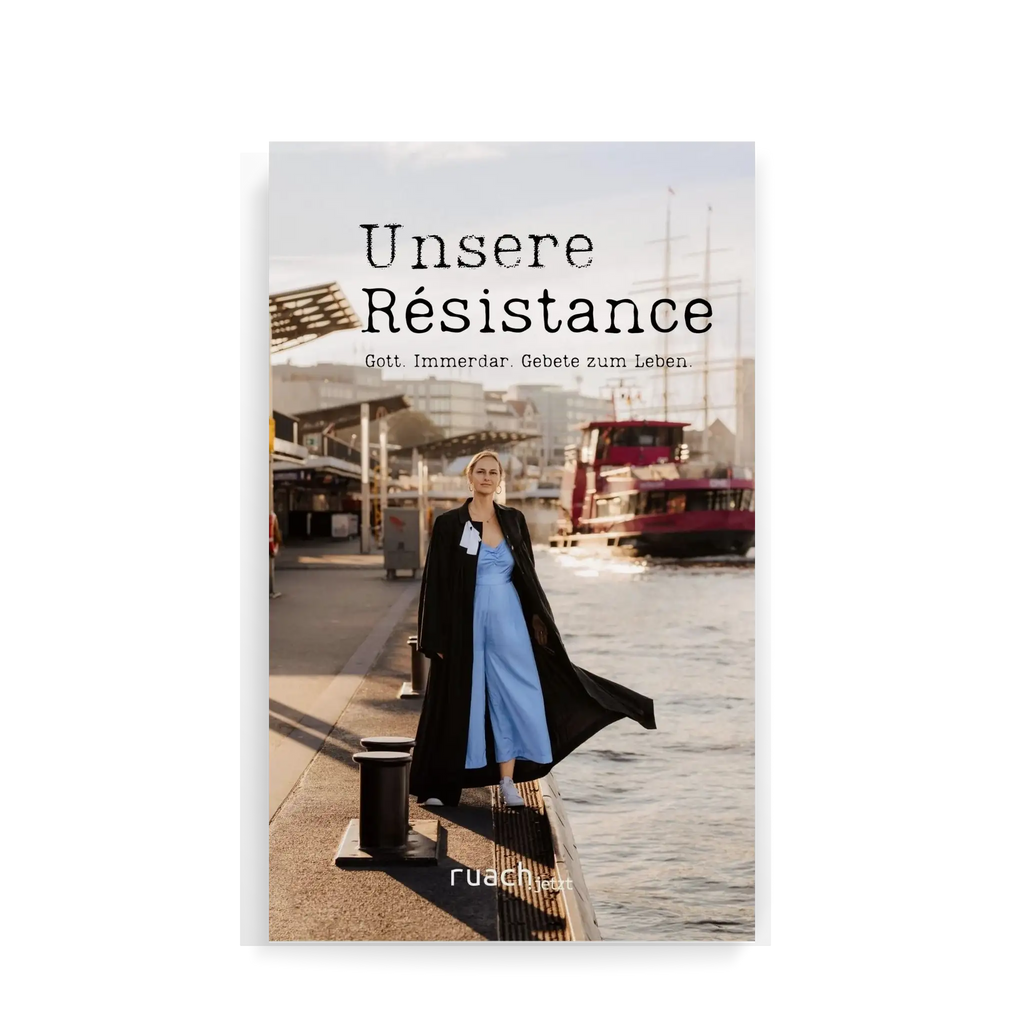 Frau mit blauem Kleid und Mantel, spazierend am Hafensteg, im Hintergrund Schiff, Wasser