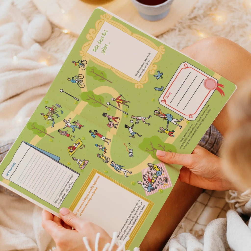 Buchinnenansicht Gott mit neuen Augen sehen – Wege zur Erstkommunion, vollständig überarbeiteter Kommunionkurs für die ganze Familie vom Kösel Verlag, farbig illustriertes FamilienBeziehungsBuch zur Erstkommunionvorbereitung. Hände halten aufgeschlagenes Buch