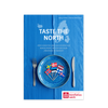 Blaues Buchcover "Taste the North" mit blauem Teller und Messer und Gabel und der Schweden, Norwegen, Island, Finnland, Lettland, Estland und Island Flaggen