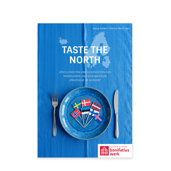 Blaues Buchcover "Taste the North" mit blauem Teller und Messer und Gabel und der Schweden, Norwegen, Island, Finnland, Lettland, Estland und Island Flaggen