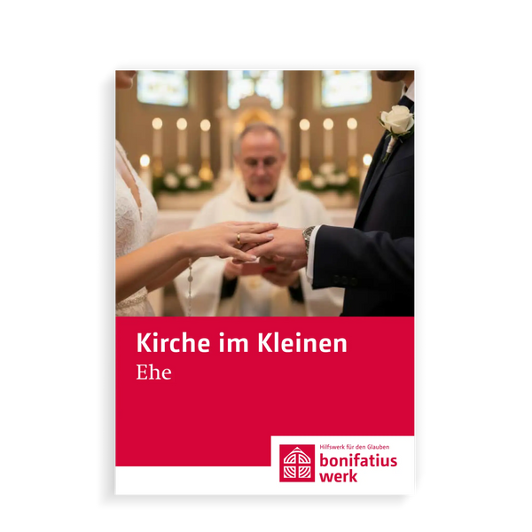 Cover des Miniheftes Kirche im Kleinen, Bonifatiuswerklogo, rot-weißer Hintergrund, auf dem Foto sieht man die Hände eines Ehepaares, im Hintergrund der Pastor in der Kirche