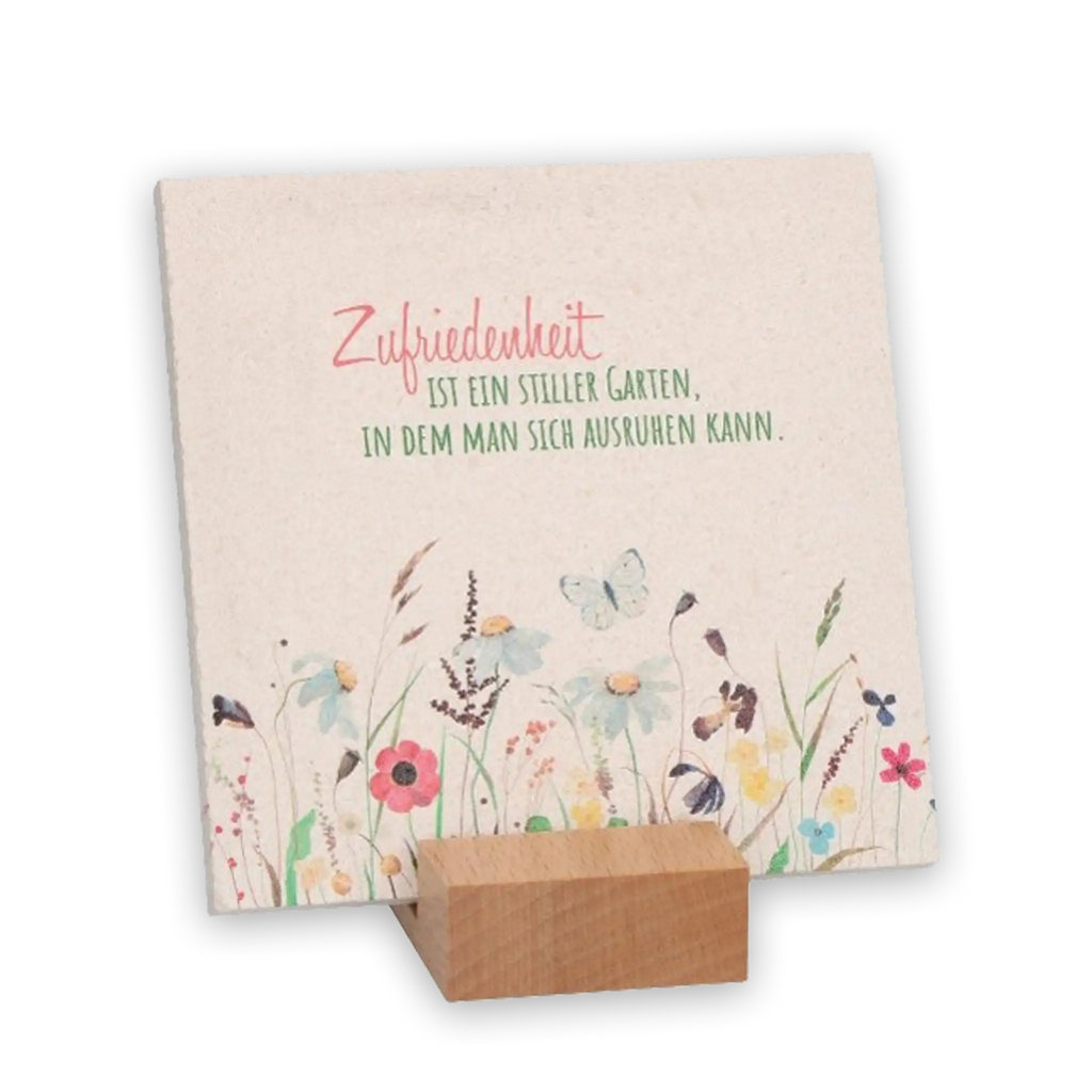 Tafel aus Naturstein, mit Holzsockel aus Buchenholz, Blumenwiese, Spruch "Zufriedenheit ist ein stiller  Garten, in dem man sich ausruhen kann"