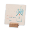 Tafel aus Naturstein, mit Holzsockel aus Buchenholz, Haus mit Herz und Blumen, Spruch "Zuhause ist dort, wo die Liebe wohnt"