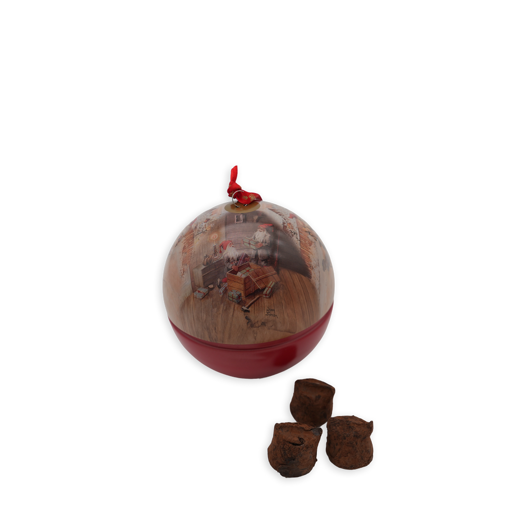Weihnachtskugel mit Weihnachtsmann-Motiv und drei Schokoladenpralinen