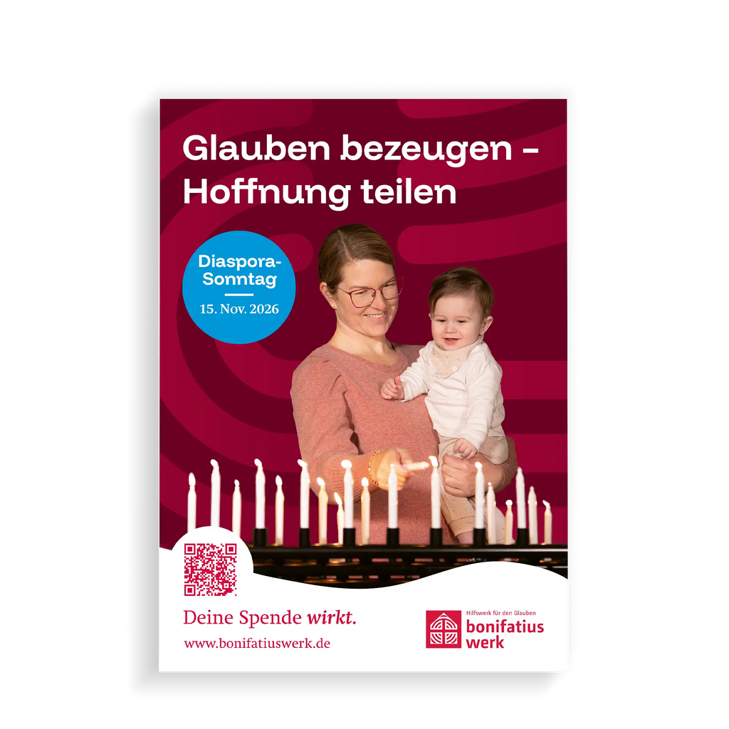Vorderseite des Plakats zum Diaspora-Sonntag 2026 des Bonifatiuswerks mit Mutter und Kind beim Kerzenanzünden in der Kirche und dem Slogan „Glauben bezeugen – Hoffnung teilen“.