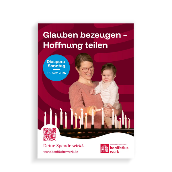 Vorderseite des Plakats zum Diaspora-Sonntag 2026 des Bonifatiuswerks mit Mutter und Kind beim Kerzenanzünden in der Kirche und dem Slogan „Glauben bezeugen – Hoffnung teilen“.
