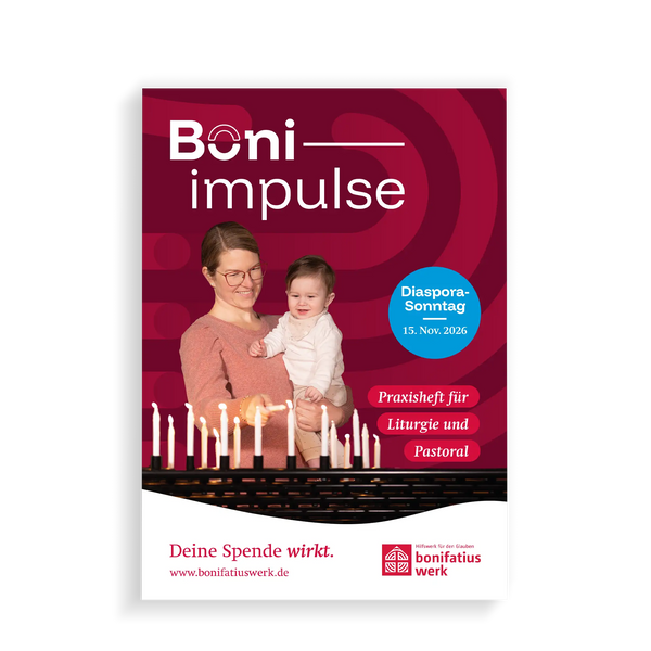 Titelblatt des Praxisheftes Boni-Impulse zum Diaspora-Sonntag 2026 des Bonifatiuswerks mit Mutter und Kind beim Kerzenanzünden in der Kirche und dem Slogan „Glauben bezeugen – Hoffnung teilen“.