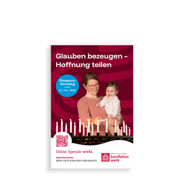 Vorderseite des Gebetsbilds zum Diaspora-Sonntag 2026 des Bonifatiuswerks mit Mutter und Kind beim Kerzenanzünden in der Kirche und dem Slogan „Glauben bezeugen – Hoffnung teilen“.