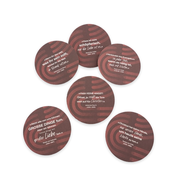 Runde Untersetzer, 6 verschiedene Motiven mit Zitaten und Impulsfragen, z. B. von Franz von Assisi, Maximilian Kolbe, Teresa von Ávila, weiße Schrift auf weinrotem Hintergrund.