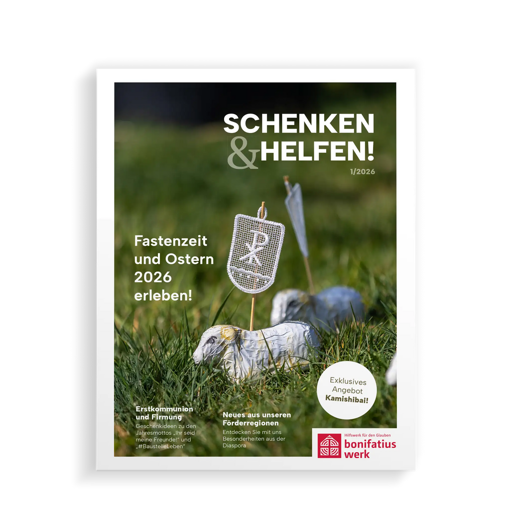 Magazincover „Schenken & Helfen! 1/2026“ vom Bonifatiuswerk – Ostermotiv mit Lammfigur auf Gras zur Fastenzeit und Ostern.