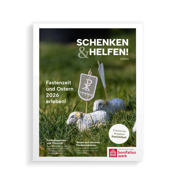 Magazincover „Schenken & Helfen! 1/2026“ vom Bonifatiuswerk – Ostermotiv mit Lammfigur auf Gras zur Fastenzeit und Ostern.