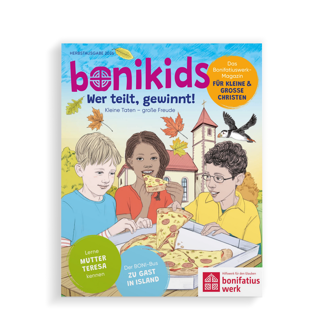 Bonikids Titelblatt zeigt 3 Kinder die einen Pizzakarton halten und sich die Pizza teilen, im Hintergrund ist eine Kirche, Papageientaucher fliegt über den Kindern. Thema der Ausgabe "Wer teilt, gewinnt!"