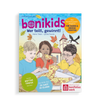 Bonikids Titelblatt zeigt 3 Kinder die einen Pizzakarton halten und sich die Pizza teilen, im Hintergrund ist eine Kirche, Papageientaucher fliegt über den Kindern. Thema der Ausgabe "Wer teilt, gewinnt!"