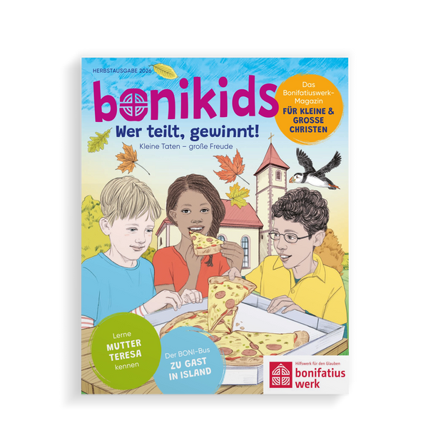 Bonikids Titelblatt zeigt 3 Kinder die einen Pizzakarton halten und sich die Pizza teilen, im Hintergrund ist eine Kirche, Papageientaucher fliegt über den Kindern. Thema der Ausgabe "Wer teilt, gewinnt!"