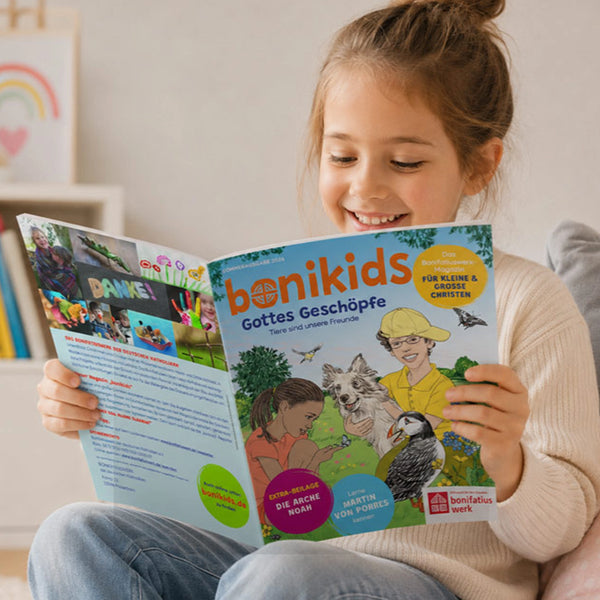 Kind hält Bonikids Kinderzeitschrift in der Hand und liest. Der Titel zeigt Kinder mit Hund auf dem Arm und Papageientaucher auf grüner Wiese in der Natur.