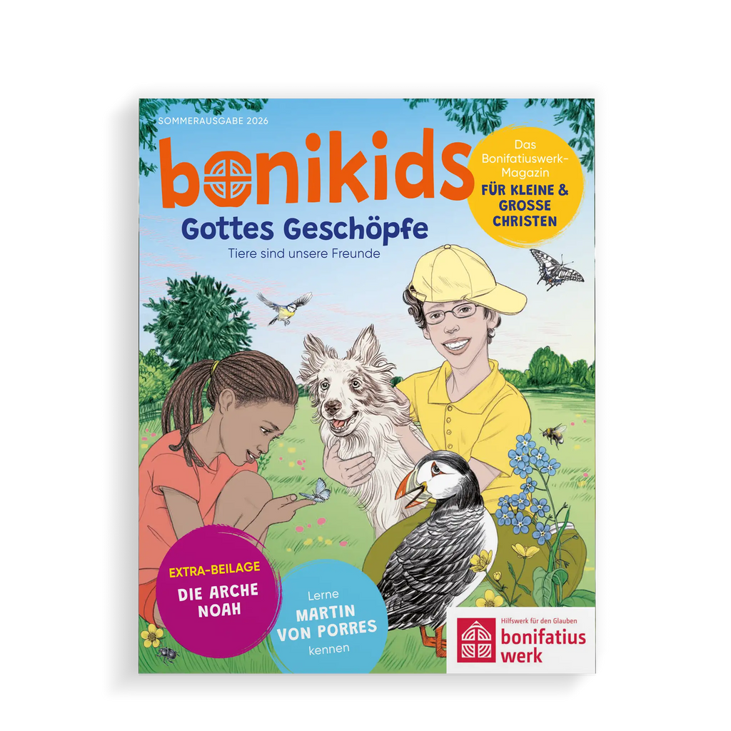 Das Titelblatt der bonikids-Kinderzeitschrift Sommerausgabe 2026 zeigt Gottes Geschöpfe Tiere Papageientaucher, Hund, Vögel, Schmetterlinge, Bienen und einen Jungen und ein Mädchen auf einer Sommerwiese, in bunten Farben.