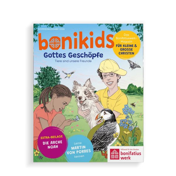 Das Titelblatt der bonikids-Kinderzeitschrift Sommerausgabe 2026 zeigt Gottes Geschöpfe Tiere Papageientaucher, Hund, Vögel, Schmetterlinge, Bienen und einen Jungen und ein Mädchen auf einer Sommerwiese, in bunten Farben.