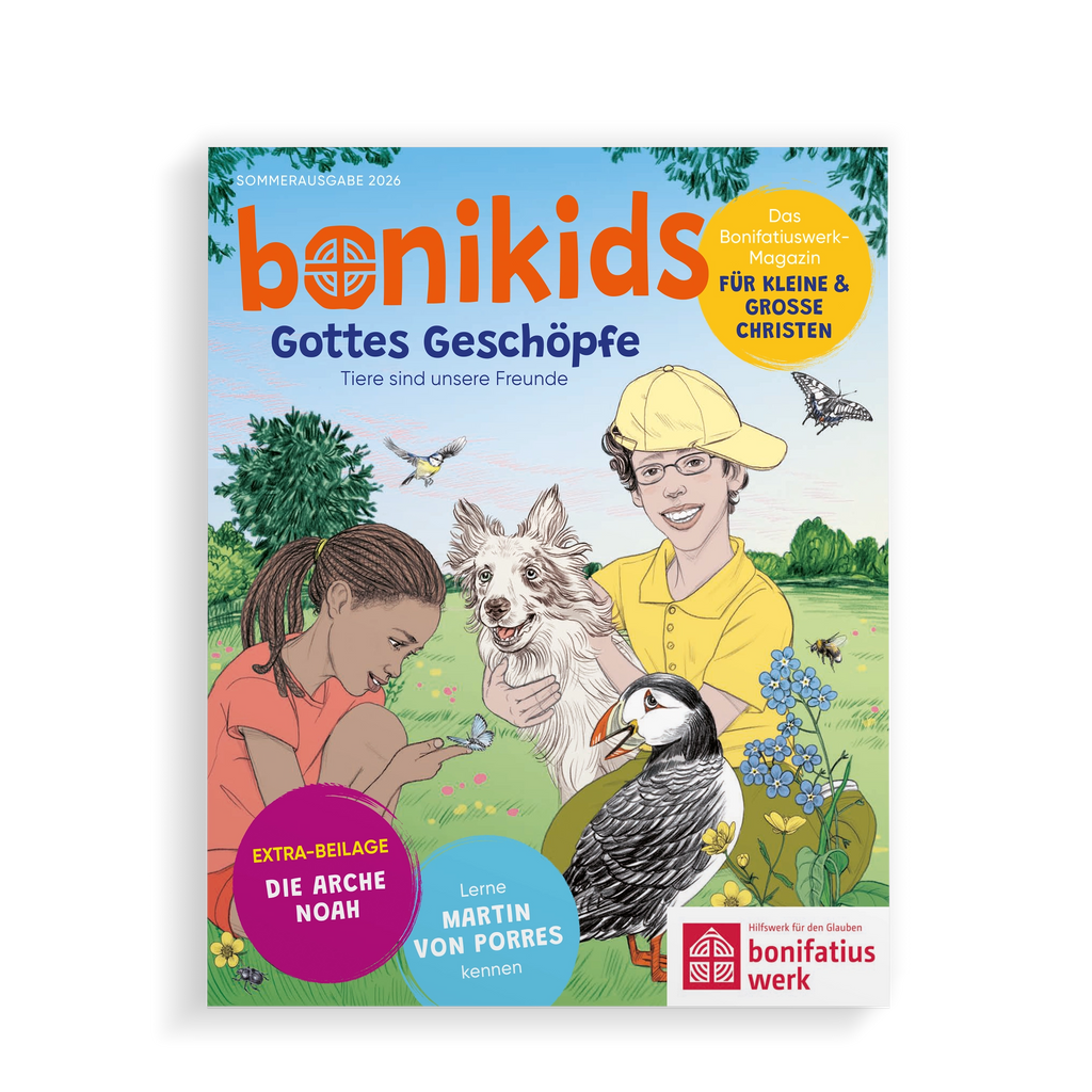 Titel der Bonikids Kinderzeitschrift zeigt Kinder mit Hund auf dem Arm und Papageientaucher auf grüner Wiese in der Natur.