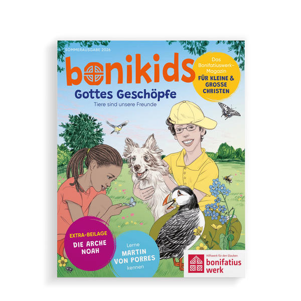 Titel der Bonikids Kinderzeitschrift zeigt Kinder mit Hund auf dem Arm und Papageientaucher auf grüner Wiese in der Natur.
