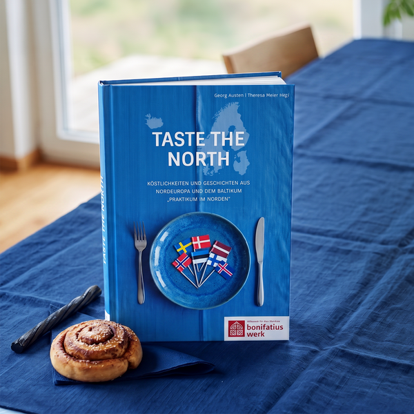 Kochbuch „Taste the North“ mit nordischen Spezialitäten auf blauem Esstisch