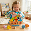 Mädchen spielt im Kinderzimmer mit Balancespiel und stapelt Holztiere auf die Arche.