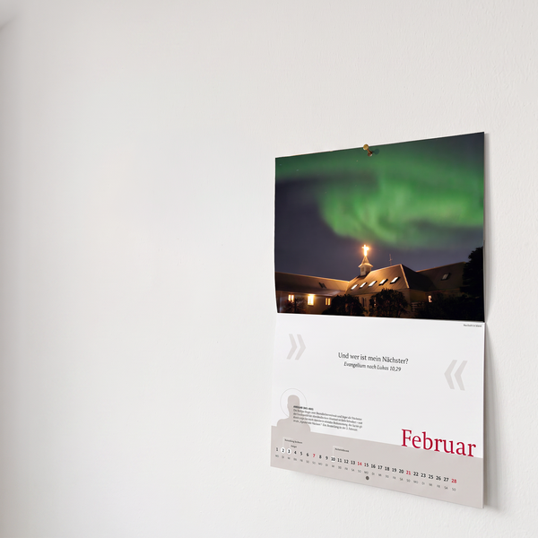 Bild von Kalender mit dem Monat Februar und einem Bild der Nordlichter